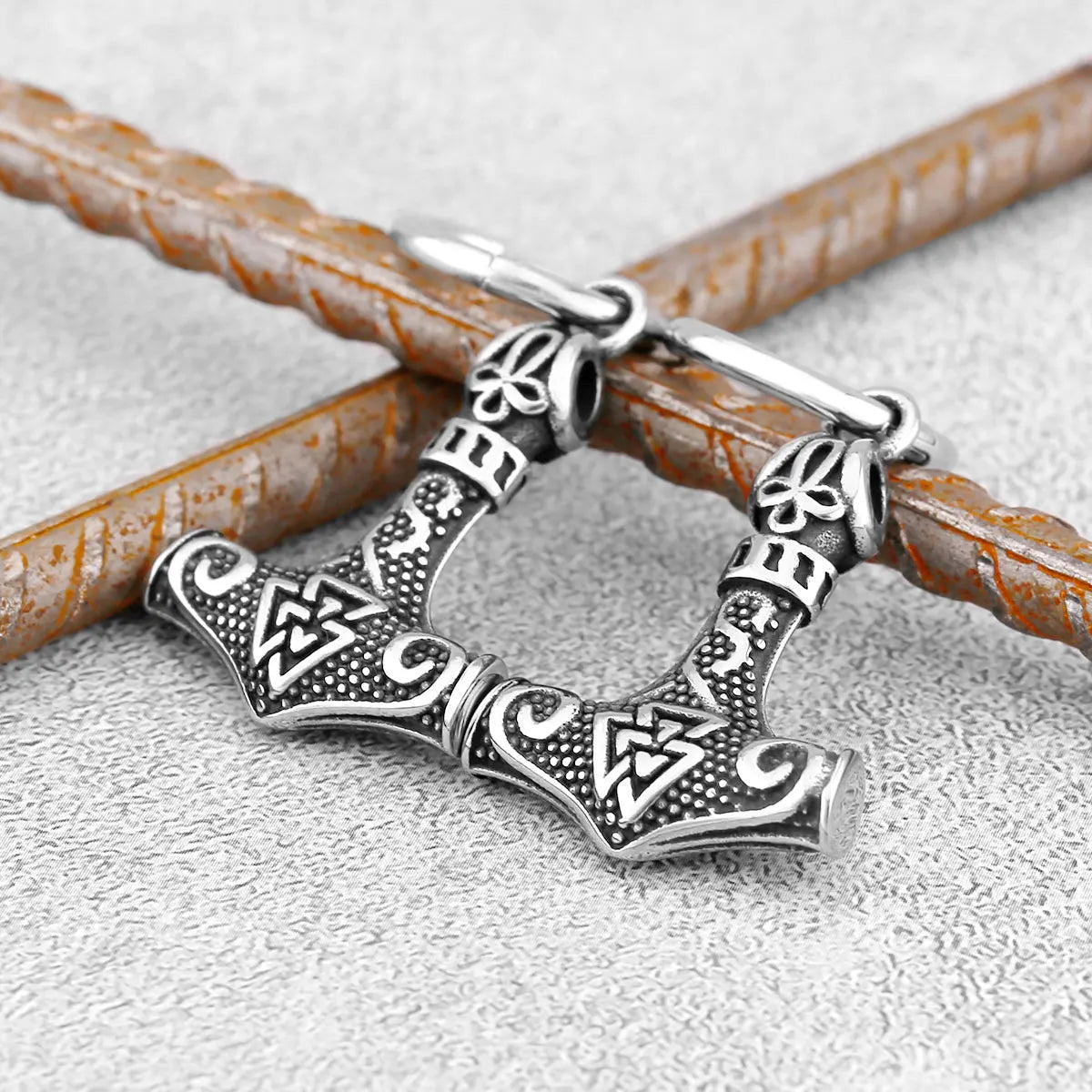 Boucles d'Oreilles Viking Pendantes Marteau de Thor Mjolnir1