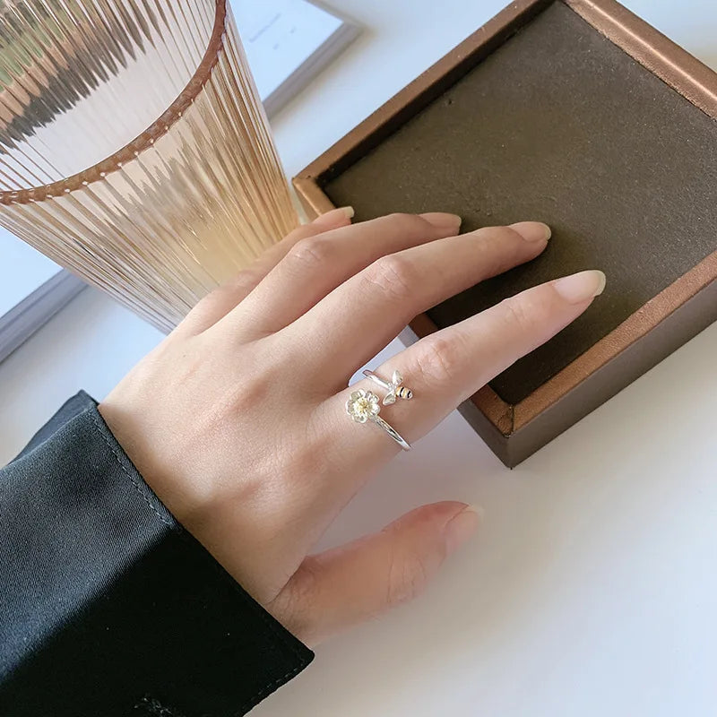 Regulowany pierścionek z pszczołą i kwiatem