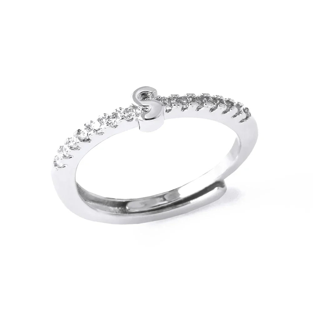 Regulowany pierścionek damski z inicjałem – litera 