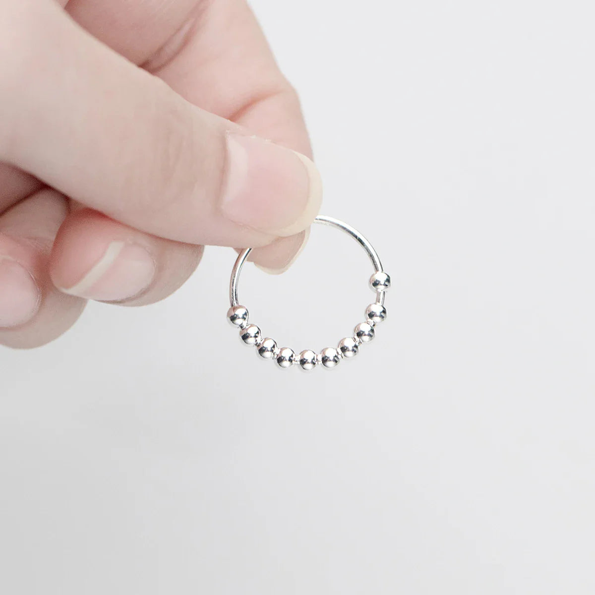 Pierścionek obrączka anty-stresowa z obracającymi się perełkami dla mężczyzn lub kobiet srebrny