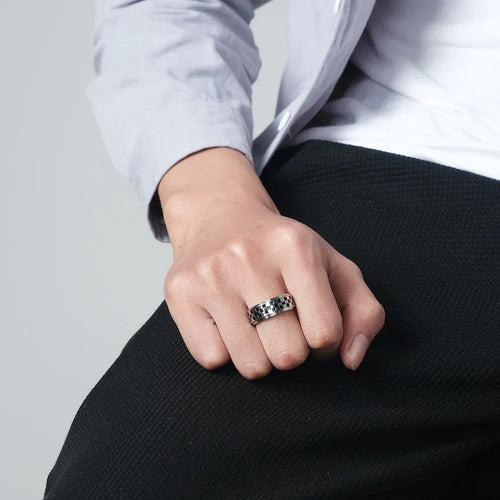 Pierścionek obrączka z czarnymi kwadratami, obracający się, przeciwstresowy