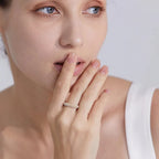 Elegancki pierścionek w stylu obrączki z perłami