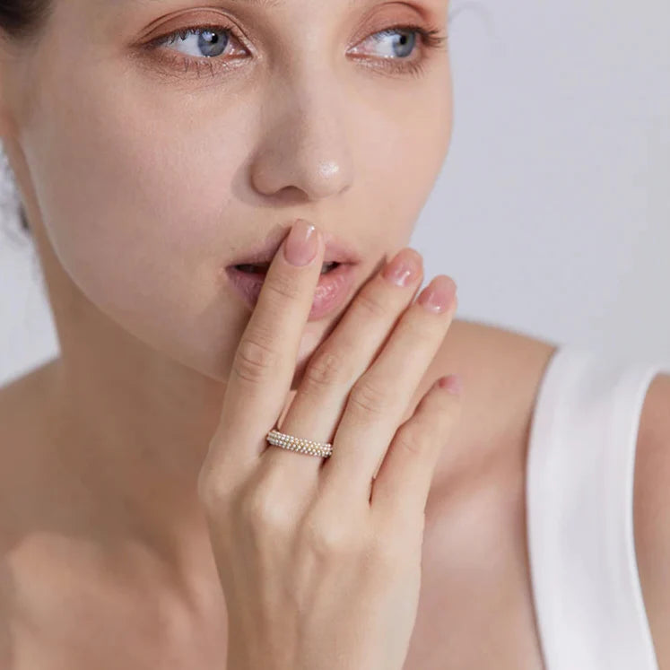 Elegancki pierścionek w stylu obrączki z perłami