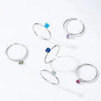 Pierścionek obrączka z kolorowym cyrkonem, kamień urodzinowy