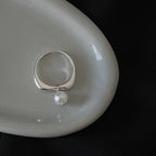 Pierścionek obrączka damska z białą perłą z cyrkonu