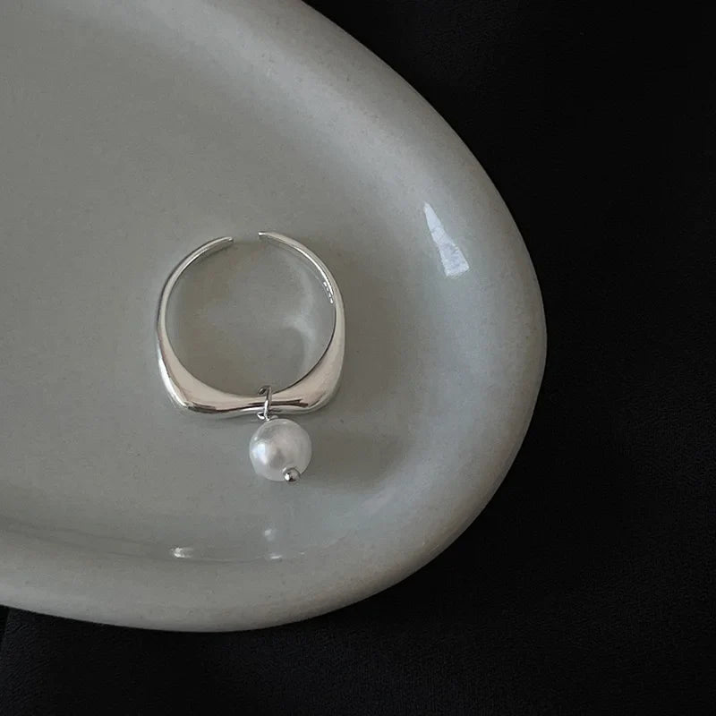 Pierścionek obrączka damska z białą perłą z cyrkonu