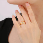 Pierścionek z kwiatem o 5 płatkach i złotą cyrkonią