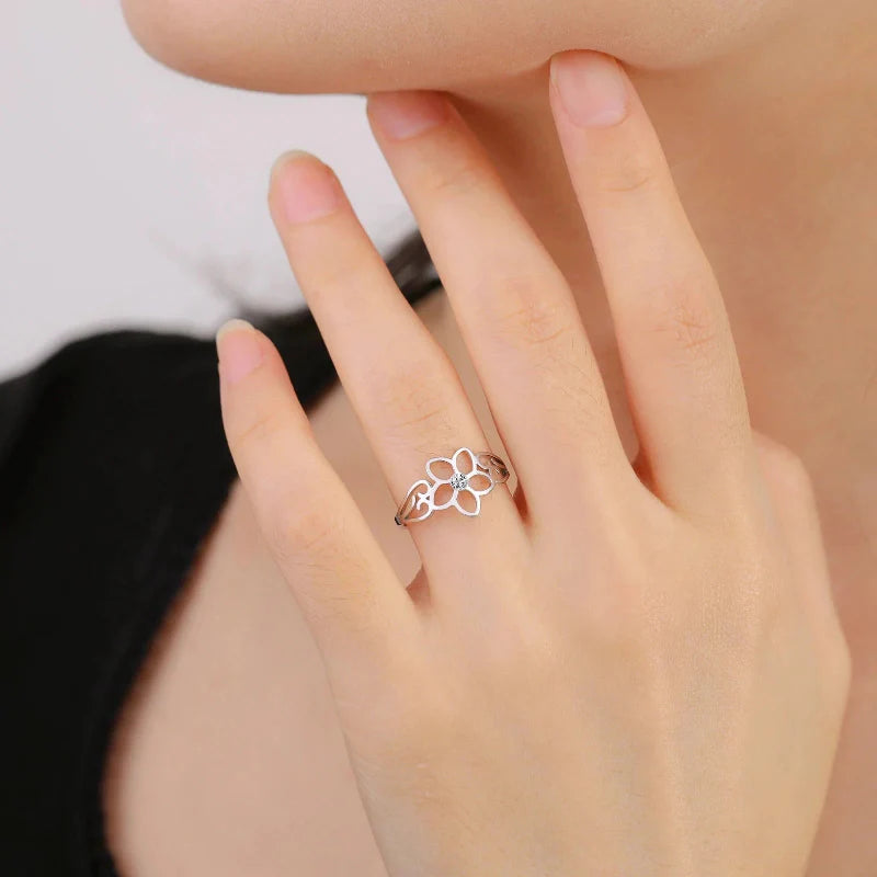 Pierścionek z kwiatem o 5 płatkach i srebrem cyrkonią