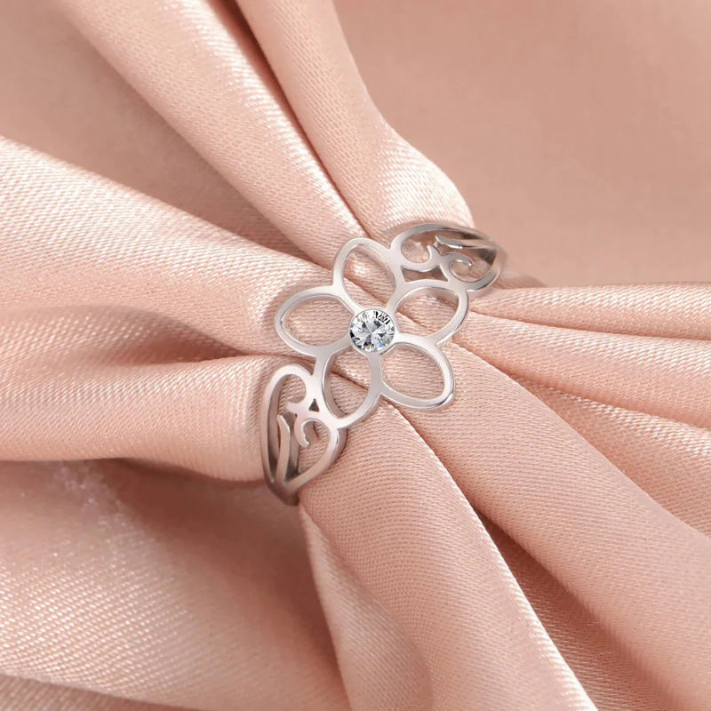 Pierścionek z kwiatem o 5 płatkach i srebrem cyrkonią
