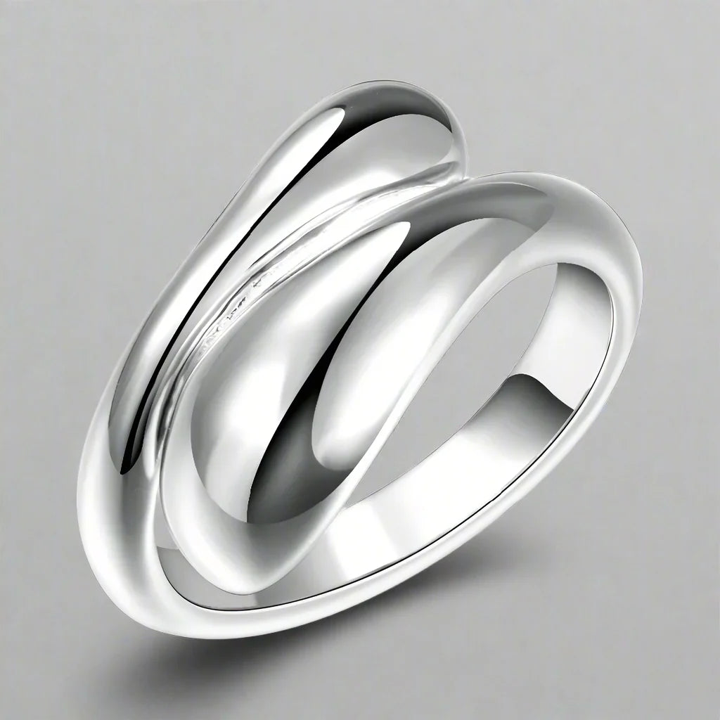 Pierścionek w kształcie kropli wody w srebrze i pusty