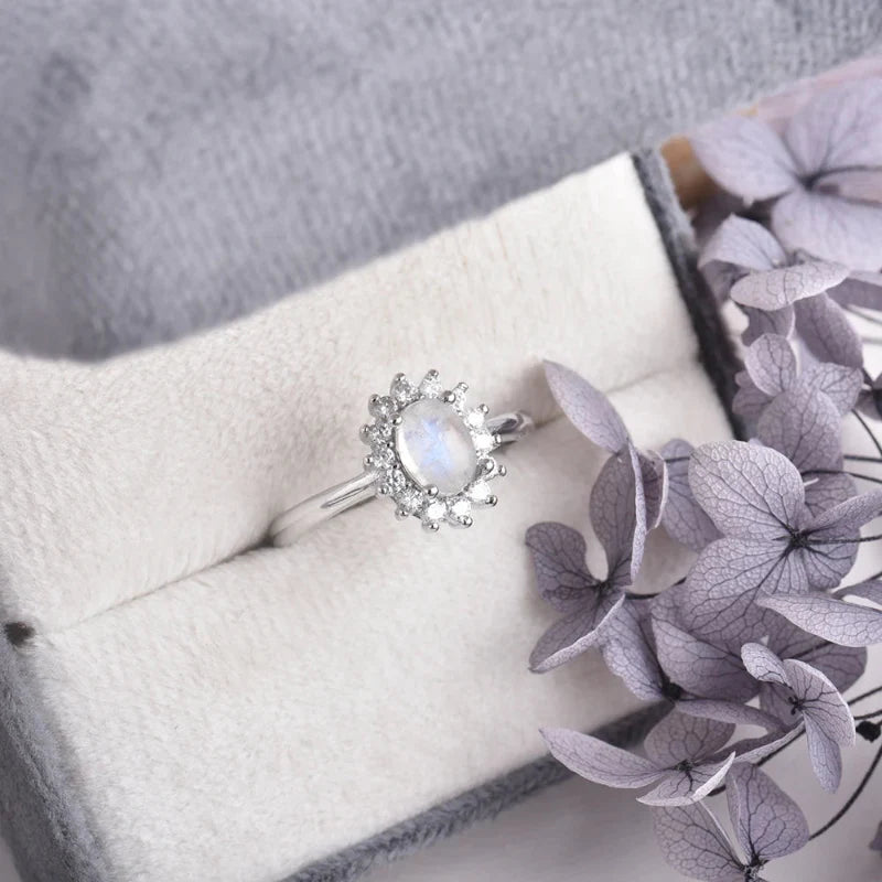 Pierścień owalny z kamieniem księżycowym i cyrkonią