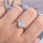 Pierścień owalny z kamieniem księżycowym i cyrkonią