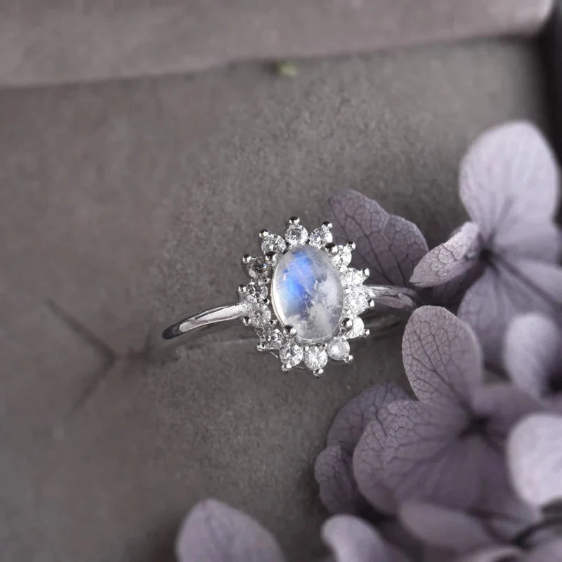 Pierścień owalny z kamieniem księżycowym i cyrkonią