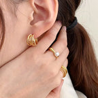 Pierścionek obrączka dla kobiet z białą perłą złoto