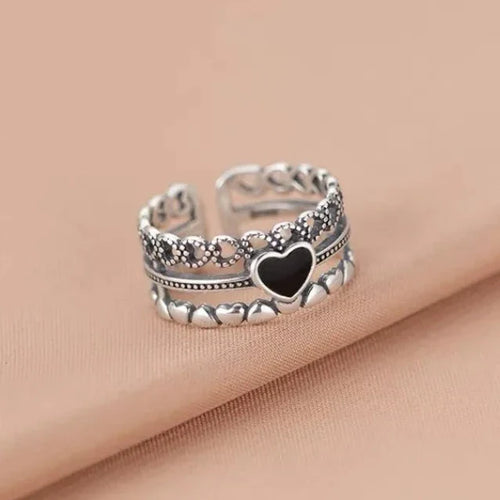 Srebrny pierścionek z czarnym sercem dla kobiet