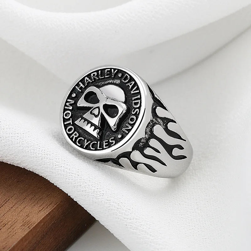 Bague avec Anneau Tête de Mort Gothique