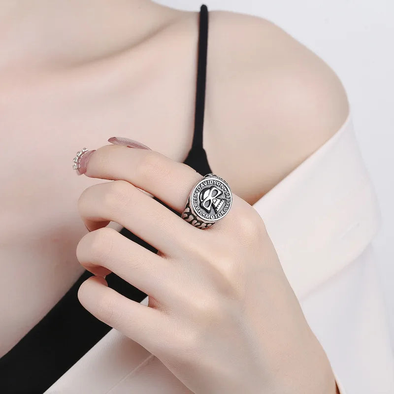 Bague avec Anneau Tête de Mort Gothique