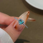 Pierścionek z sercem i zielonym cyrkonem oraz srebrem