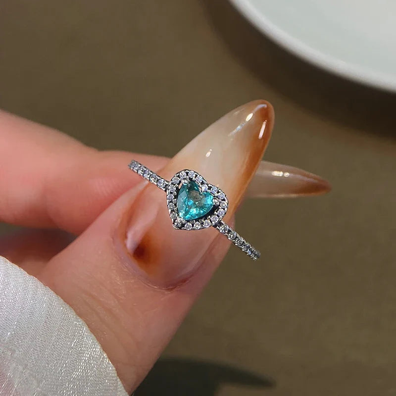 Pierścionek z sercem i zielonym cyrkonem oraz srebrem