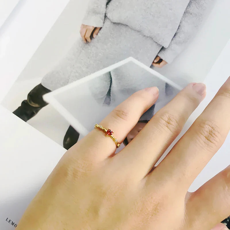 Pierścionek z czerwonym sercem i cyrkonią