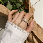 Pierścionek w stylu z kwiatami i perłami z cyrkonii