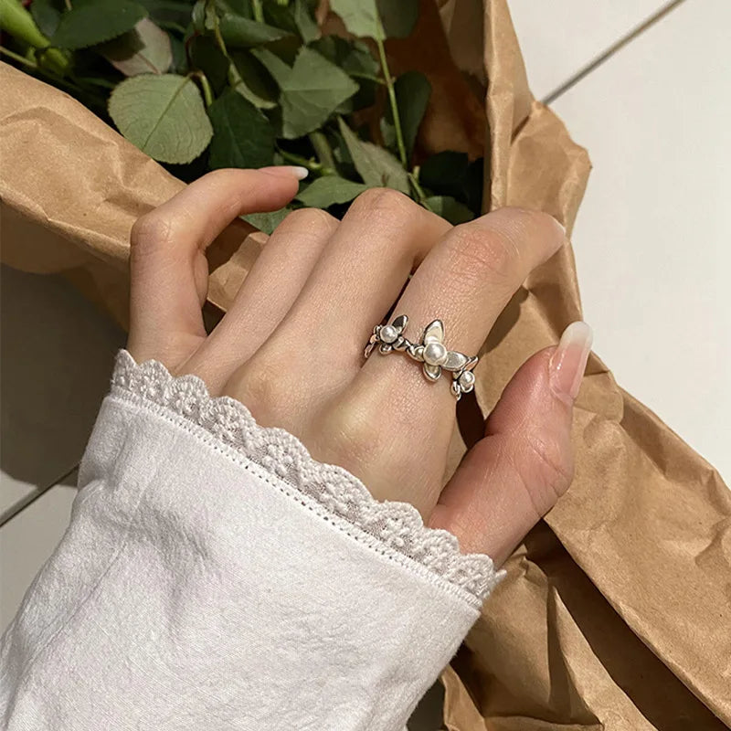 Pierścionek w stylu z kwiatami i perłami z cyrkonii