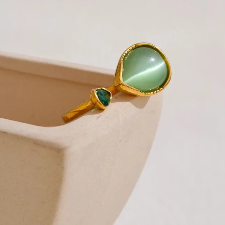 Pierścionek z naturalnym kamieniem w kształcie kropli wody i cyrkonią