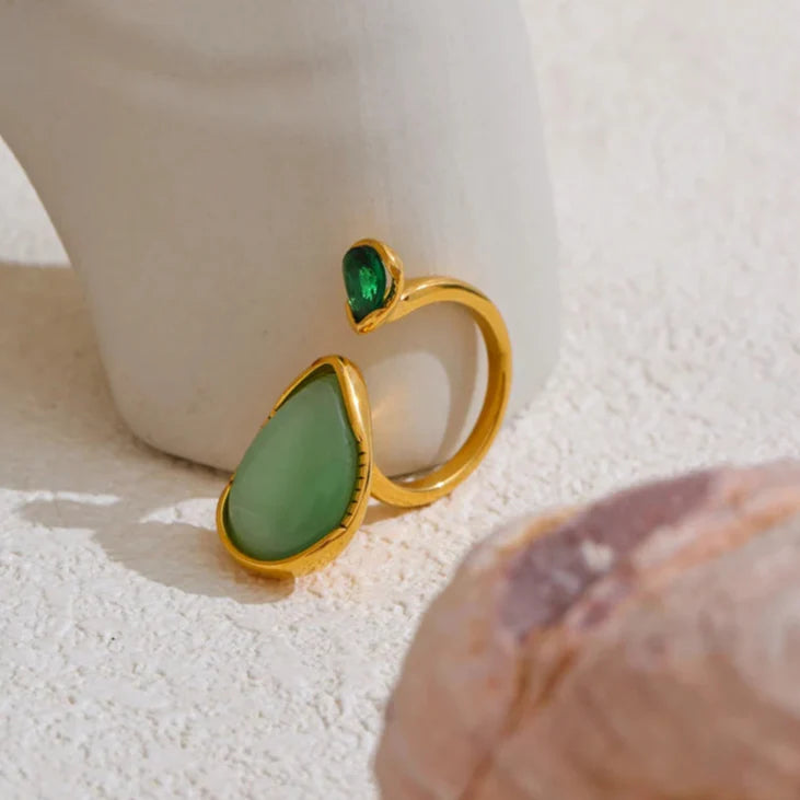 Pierścionek z naturalnym kamieniem w kształcie kropli wody i cyrkonią