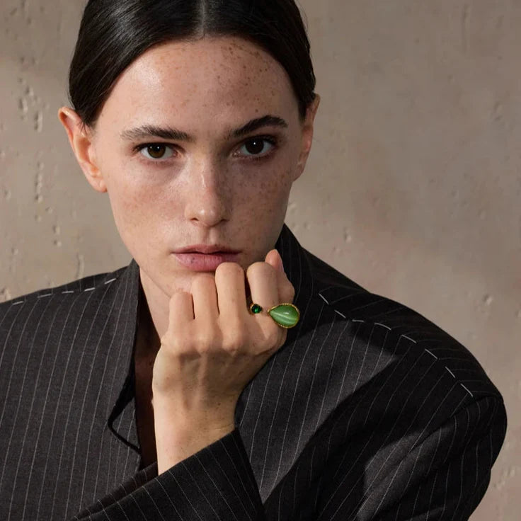 Pierścionek z naturalnym kamieniem w kształcie kropli wody i cyrkonią