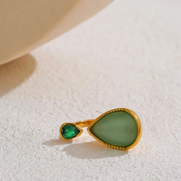 Pierścionek z naturalnym kamieniem w kształcie kropli wody i cyrkonią