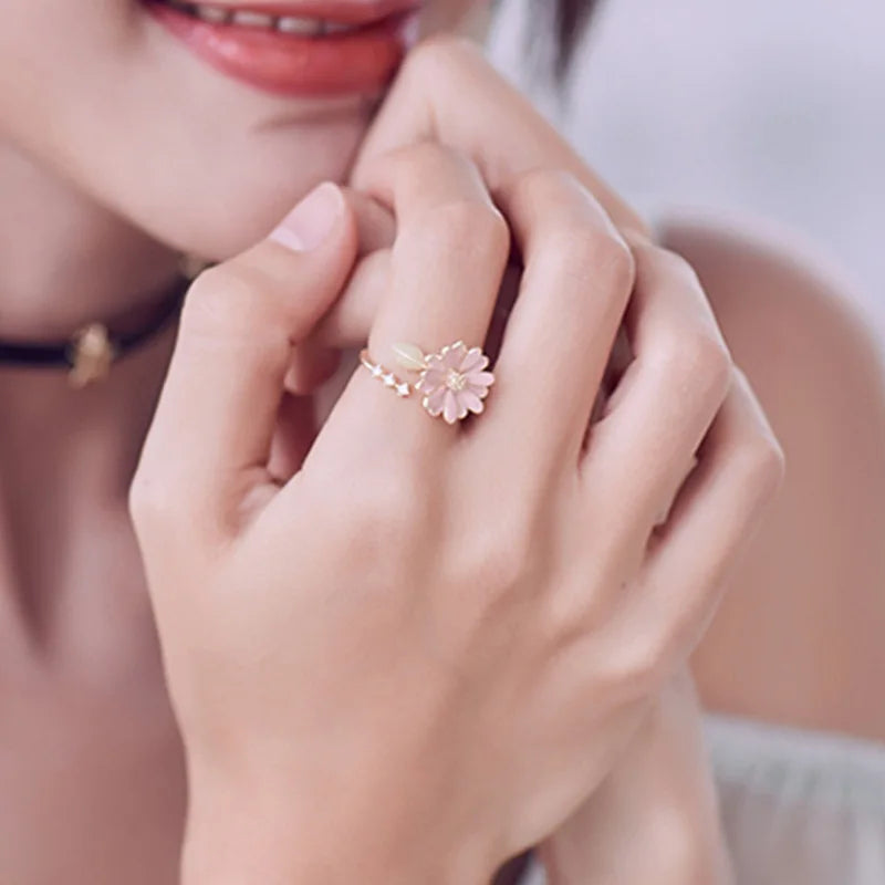 Pierścionek z ładnym kwiatem stokrotki