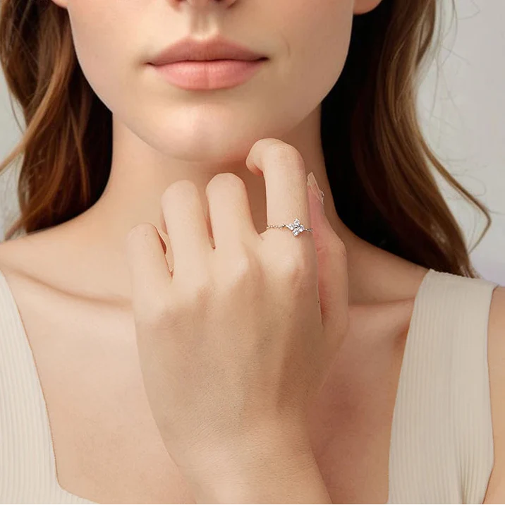 Pierścionek z koniczynką o 4 listkach z cyrkoniami