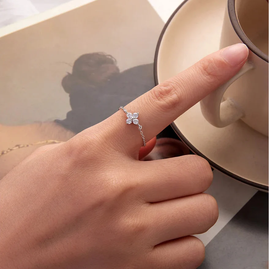 Pierścionek z koniczynką o 4 listkach z cyrkoniami