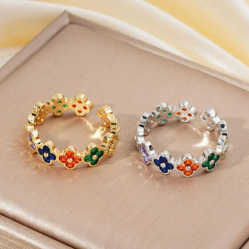 Pierścionek z kolorowymi czterolistnymi koniczynami z cyrkonii w kolorze złota