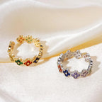 Pierścionek z kolorowymi czterolistnymi koniczynami z cyrkonii w kolorze srebra