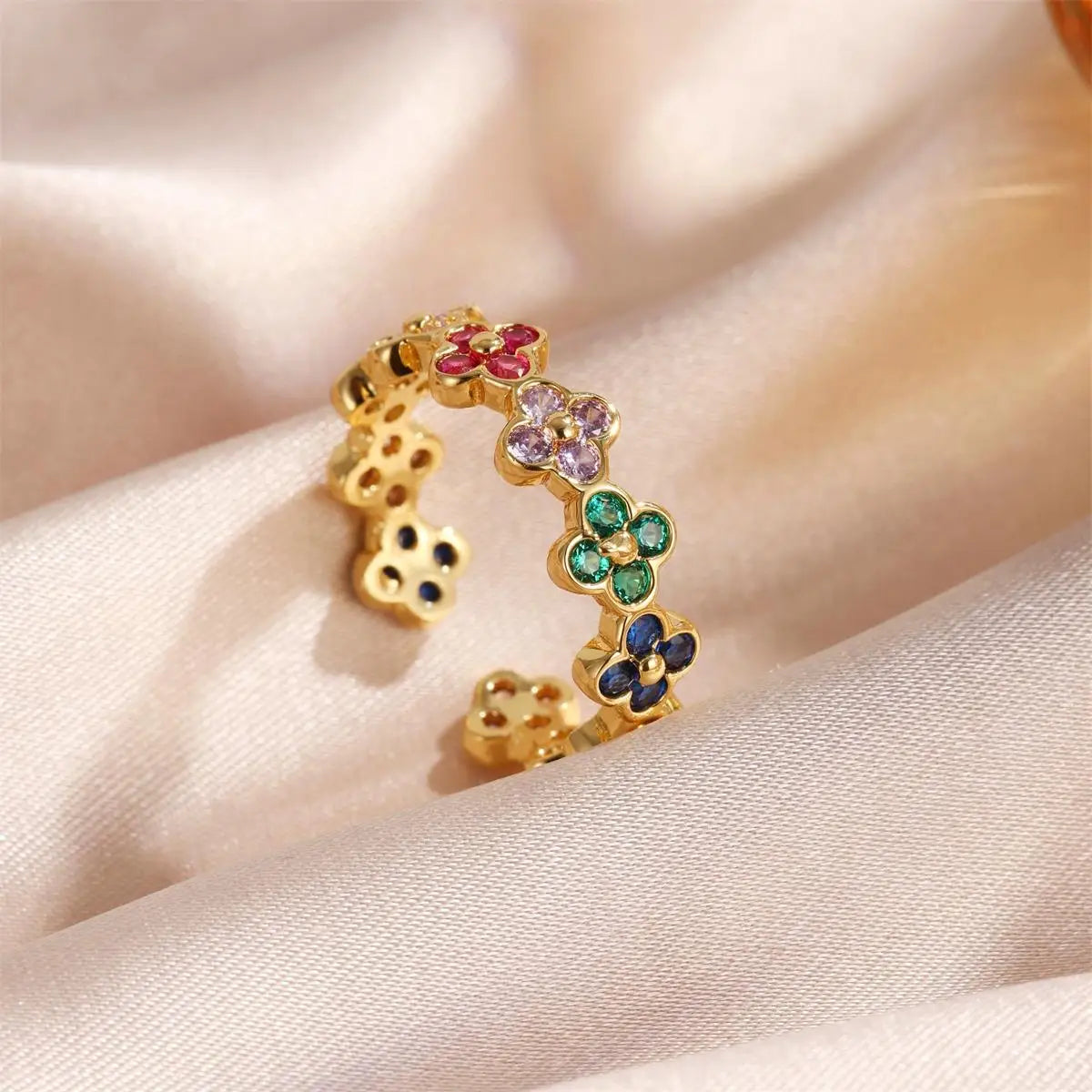 Pierścionek z kolorowymi czterolistnymi koniczynami z cyrkonii w kolorze złota