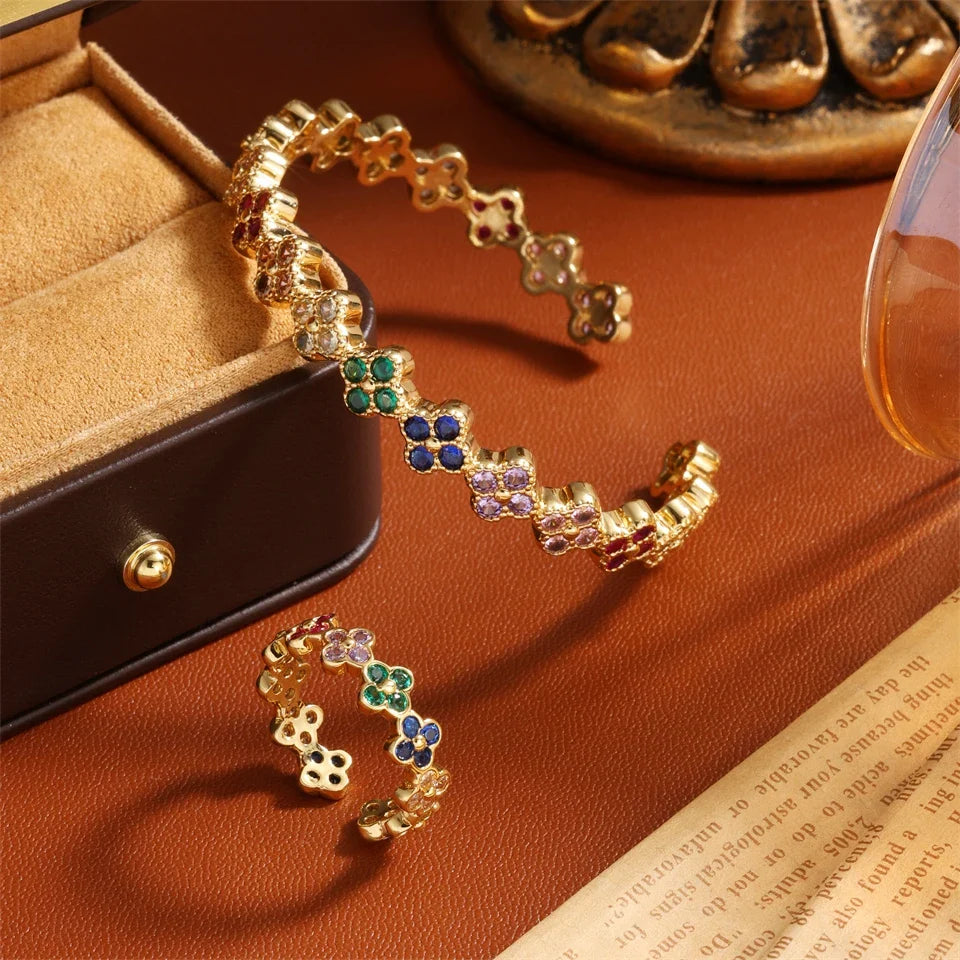 Pierścionek z kolorowymi czterolistnymi koniczynami z cyrkonii w kolorze złota