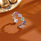 Pierścionek z kolorowymi czterolistnymi koniczynami z cyrkonii w kolorze srebra