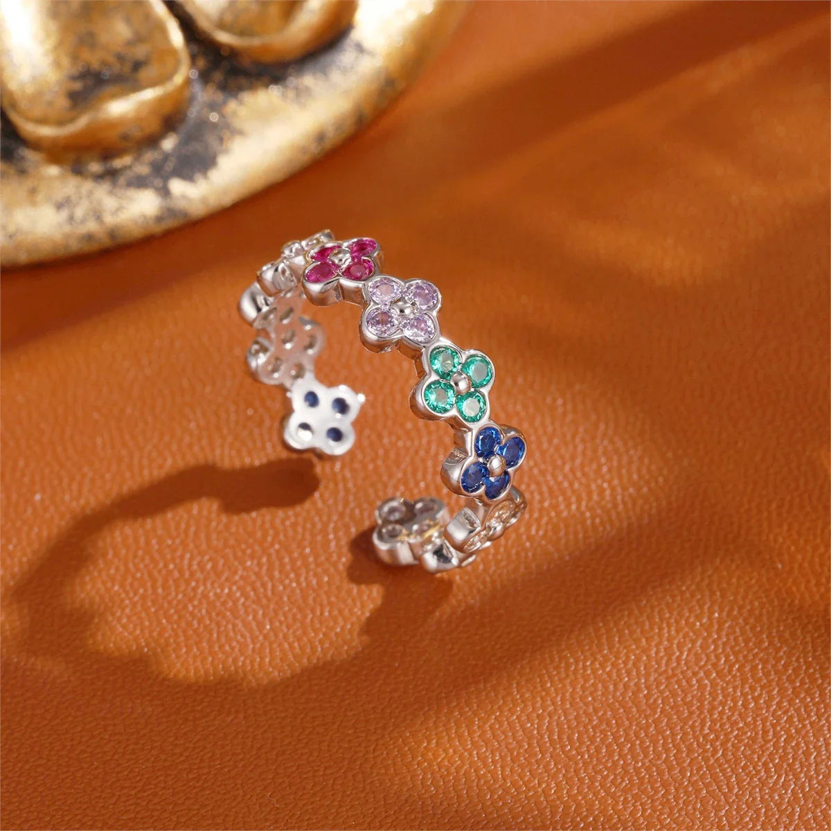 Pierścionek z kolorowymi czterolistnymi koniczynami z cyrkonii w kolorze srebra