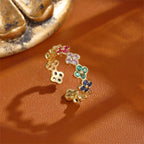 Pierścionek z kolorowymi czterolistnymi koniczynami z cyrkonii w kolorze złota