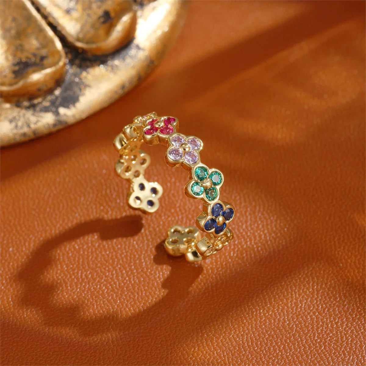 Pierścionek z kolorowymi czterolistnymi koniczynami z cyrkonii w kolorze złota