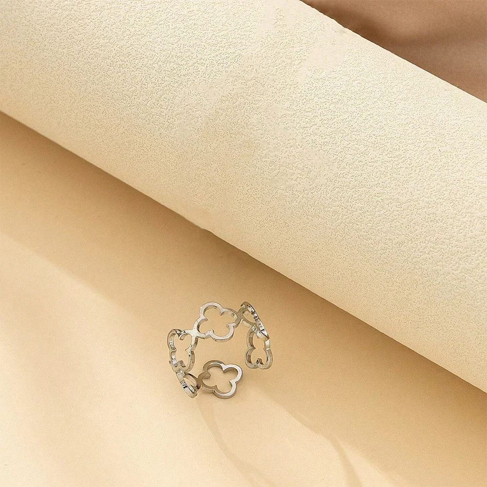 Pierścionek z koniczynkami czterolistnymi na szczęście srebrny