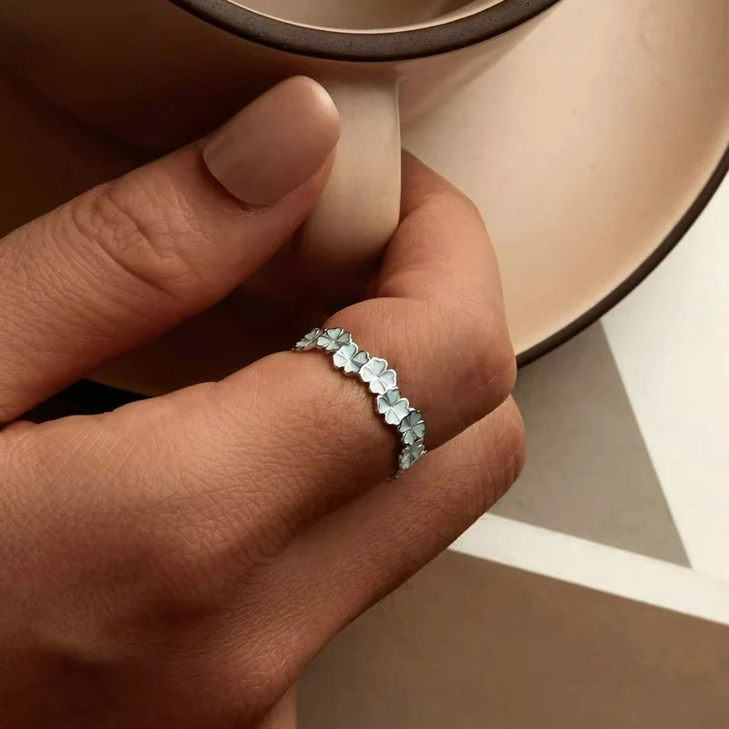 Pierścionek z zielonymi czterolistnymi koniczynami