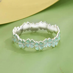 Pierścionek z zielonymi czterolistnymi koniczynami