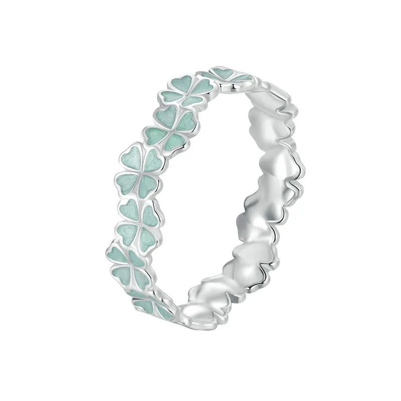 Pierścionek z zielonymi czterolistnymi koniczynami