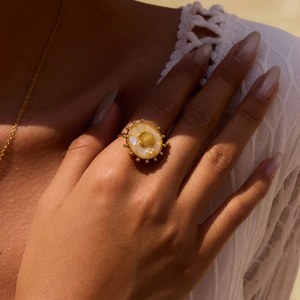 Okrągły pierścionek z muszlą w stylu boho