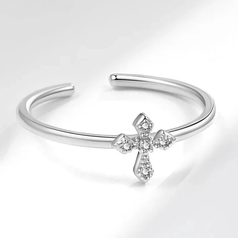 Elegancki pierścionek z krzyżem z cyrkonii