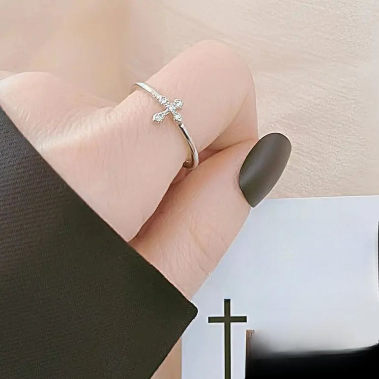 Elegancki pierścionek z krzyżem z cyrkonii