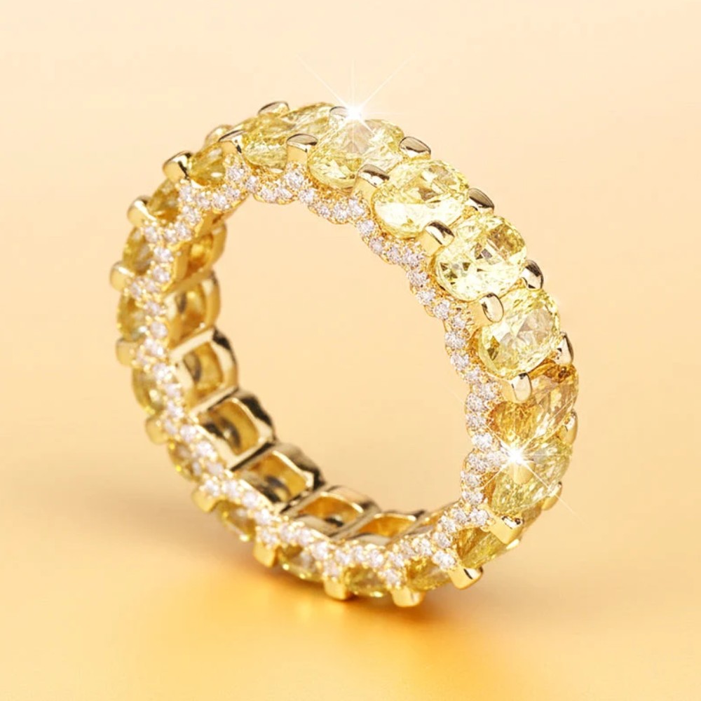 Pierścionek z lśniącymi cyrkoniami na całym obwodzie 