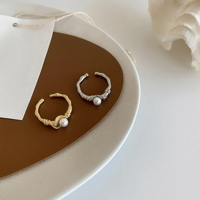 Pierścionek damski z białą perłą srebro